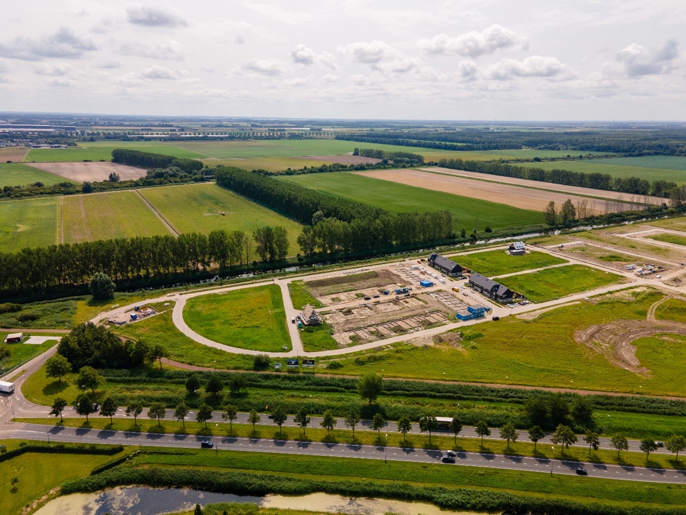 Luchtfoto van de nieuwe woonwijk De Notentuin in Lelystad die nog in aanbouw is